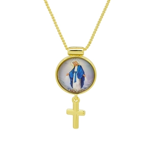 Détail du collier plaqué or 18 carats avec médaillon Vierge Marie et pendentif croix