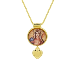 Détail du collier plaqué or 18K avec médaillon Vierge Marie et pendentif cœur