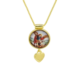 Détail du pendentif religieux plaqué or 18K avec image de Saint Michel et breloque cœur