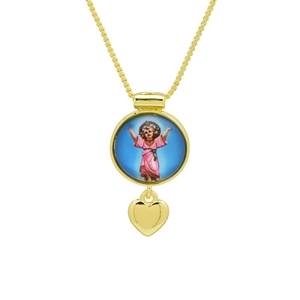 Détail du pendentif religieux doré Divino Niño avec fond bleu et breloque en forme de cœur