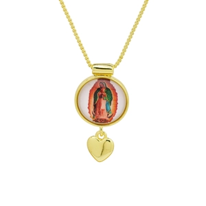 Détail du collier plaqué or 18 carats avec portrait de Guadalupe et pendentif cœur