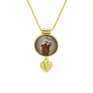 Détail macro du pendentif portrait religieux plaqué or 18K avec breloque cœur polie