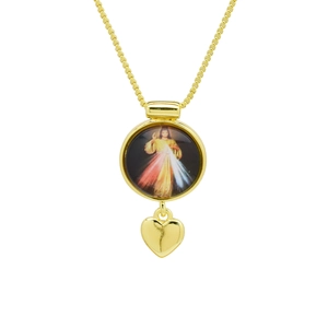 Détail du médaillon Divine Mercy plaqué or 18K et pendentif cœur sur chaîne box