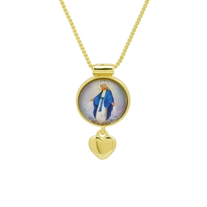 Détail du collier plaqué or 18 carats avec médaille de la Vierge Marie et pendentif cœur