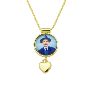 Détail d'un collier plaqué or 18 carats avec pendentif portrait et goutte en forme de cœur