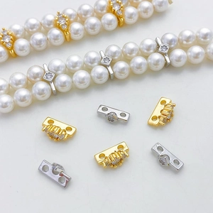 Distanziatori a fiore e farfalla placcati oro 18K con zirconi per collane di perle