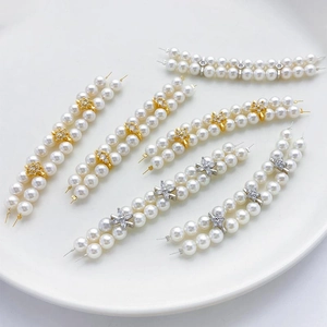 Dettaglio di distanziatori in perle a due file con fiori in zircone per gioielli DIY
