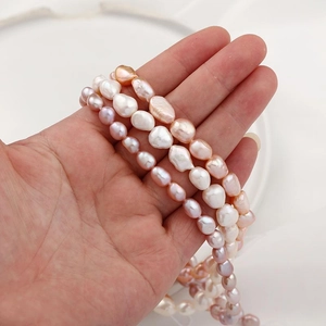 Detailopname van natuurlijke barokke zoetwaterparels in wit, lila en roze voor sieraden