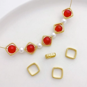 Detalle macro de cuentas cuadradas en oro 14K con patrón de nubes, ágata y perlas