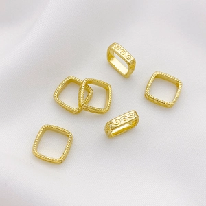 Set de seis cuentas cuadradas bañadas en oro de 14K con patrones de nubes para DIY