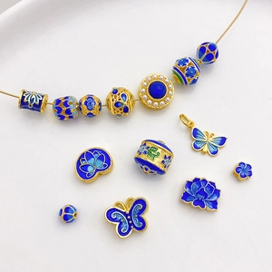 Makroaufnahme von 18K Emaille Lotus- und Schmetterlingsperlen für DIY-Schmuck