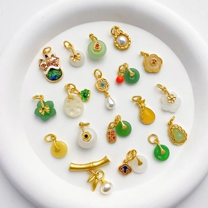 Detailansicht vergoldeter 18K Anhänger mit Jade-Imitaten und traditionellen Motiven