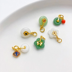 Exquisite 18K vergoldete chinesische Jade-Anhänger im Keramiktablett für DIY-Schmuck