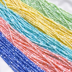 Bunte quadratische Muschelperlen in Makronenfarben für DIY-Schmuck mit Perlglanz