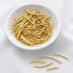 Makroaufnahme von 14K Gold gefüllten gebogenen Röhrenperlen für DIY Schmuckherstellung