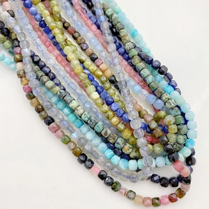 Detailansicht von 4mm facettierten quadratischen Natursteinperlen für DIY Schmuck