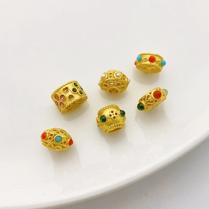 Vista detallada de cuentas espaciadoras bañadas en oro mate 18K con gemas para joyería DIY