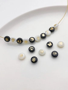 Cuentas de concha planas con motivos de mariposa y corazón en oro de 14K para joyas DIY
