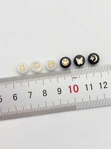 Macro de cuentas de concha de 10mm en blanco y negro con patrones de trébol dorado