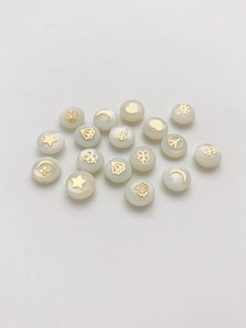 Cuentas blancas redondas de nácar con patrones dorados de luna y estrellas para DIY