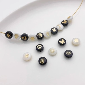 Cuentas de Concha de Nácar de Agua Dulce Doble Cara Chapado en Oro de 14K Corazón Luna Estrella Mariposa Trébol Cuentas Espaciadoras para Accesorios de Joyería DIY