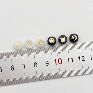 Cuentas de concha DIY con baño de oro 14K y motivos de trébol y mariposa para joyas
