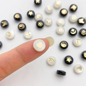 Cuentas de concha bañadas en oro 14K con motivos de corazón y mariposa para joyas DIY