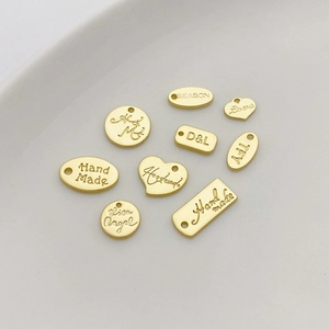 Primer plano de colgantes de corazón y letras hechos a mano en una bandeja de cerámica