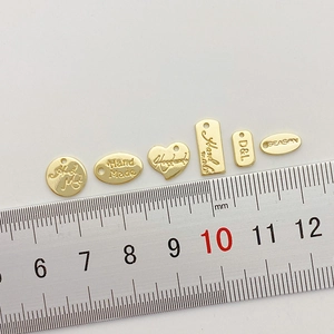 Colgantes de metal dorados de 14K en forma de corazón y redondos para joyería DIY