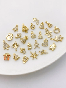 Makroaufnahme von 14K vergoldeten Weihnachtsanhängern mit Zirkonia für DIY-Schmuckherstellung