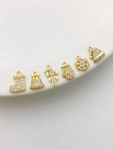 Makro-Detail von 14K Gold-Weihnachtsanhängern mit funkelnden Zirkonen für Schmuck