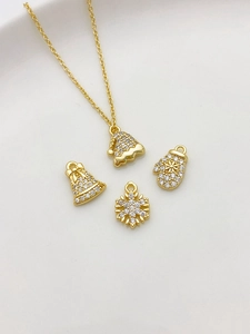 Detail von 14K vergoldeten Weihnachtshängern mit funkelnden Zirkoniasteinen besetzt