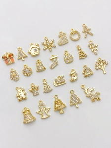 Detailansicht von 14K vergoldeten Weihnachtsanhängern mit Zirkonia für DIY-Schmuck