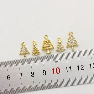 Set mit 5 14K vergoldeten Weihnachtsbaum-Anhängern mit Zirkonia-Steinen auf Weiß