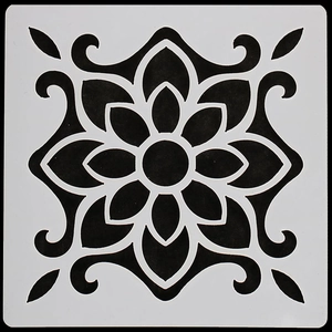 Détail d'un pochoir mandala carré avec motif floral noir symétrique pour l'art créatif DIY