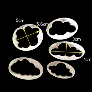 Detailed view of 5pcs cloud cookie cutters with dimensions and measurements in centimeters