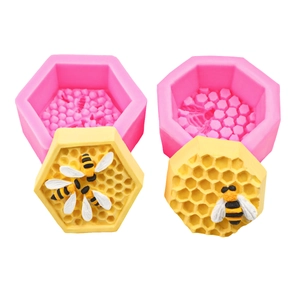 Moules en silicone ruche 3D avec savons abeilles terminés sur fond blanc neutre