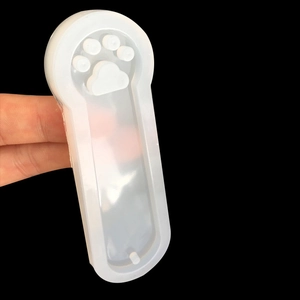 Handgehaltene Katzenpfoten-Silikonform für DIY-Lesezeichen aus Epoxidharz