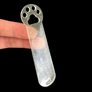 Detailansicht von Katzenpfoten-Lesezeichen aus Harz mit silbernem Glitzer und Cutout