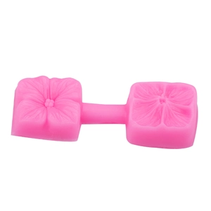 Stampo in silicone rosa con dettagliati motivi floreali per argilla e resina