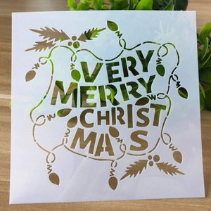 Detalle de plantilla de Feliz Navidad con hojas de acebo y luces sobre madera