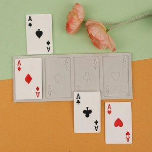 Detalle del molde de silicona gris con palos de cartas para decoración de pasteles
