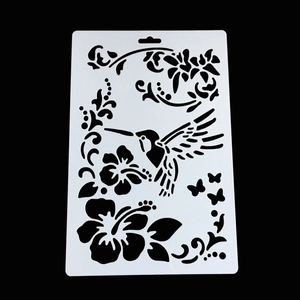 DIY Malschablone mit Kolibri und Hibiskusblüten auf schwarzem Hintergrund
