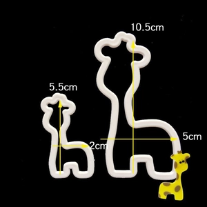 Macro shot of 2pcs giraffe cookie cutters showing 10.5cm and 5.5cm precise dimensions