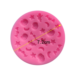 Dettaglio dello stampo in silicone rosa da 7,2 cm con stelle, lune e zucche di Halloween