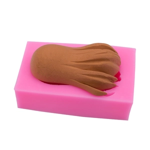 Stampo in silicone per capelli di bambola con campione in argilla marrone