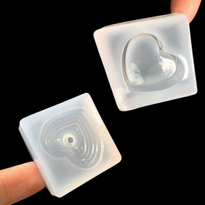 Primo piano di stampi in silicone a cuore per scatole portaoggetti in resina fai-da-te