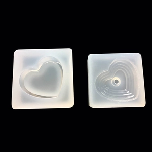 Dettaglio di due stampi in silicone a forma di cuore per portagioie in resina fai da te