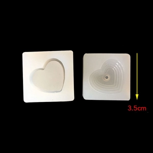 Dettaglio degli stampi in silicone a cuore da 3,5 cm per portagioie fai-da-te