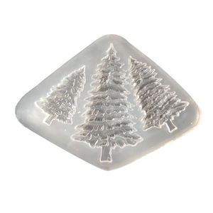 Moule en silicone translucide avec trois tailles de sapins pour créations en résine